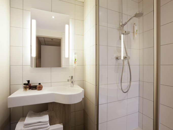 Bathroom 4, ibis Styles Chaumont Centre Gare, Haute-Marne