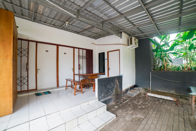 Exterior & Views 2, Halona Taraman Guest House by Yurooms, Sleman