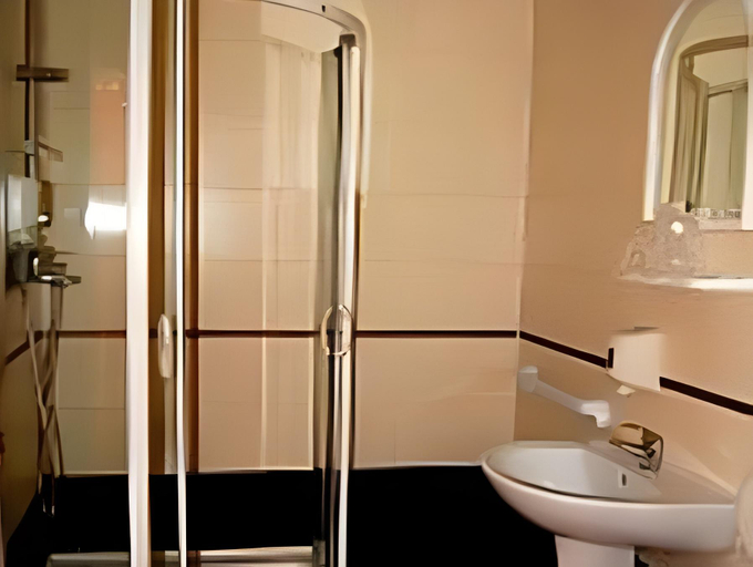 Bathroom 2, Carnival City Hotel Oradea, Oradea