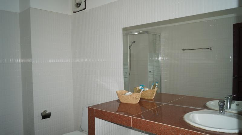 Bathroom 3, The Grand Riverside Hotel, Vangvieng