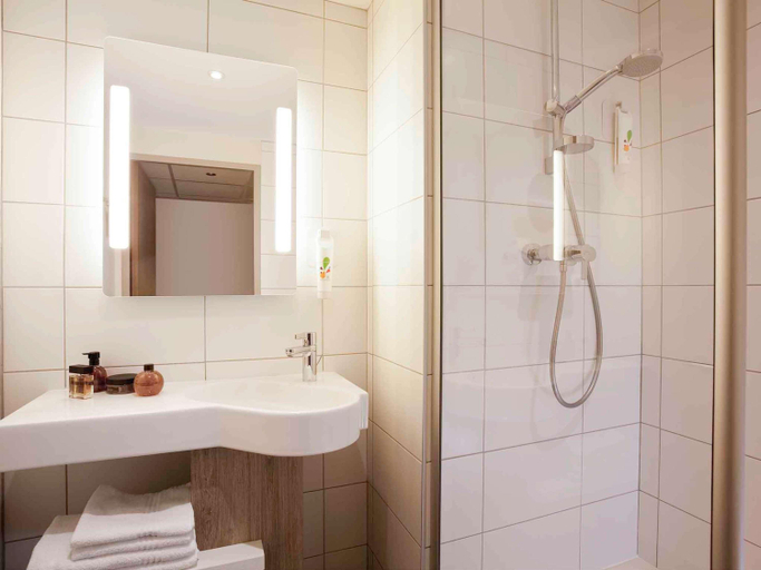 Bathroom 5, ibis Styles Chaumont Centre Gare, Haute-Marne