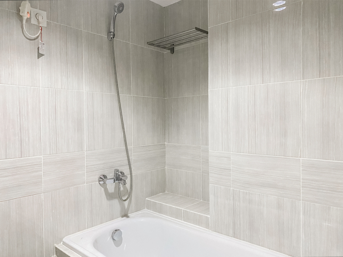 Bathroom 5, Good Place 1BR Vasanta Innopark Apartment By Travelio, Cikarang