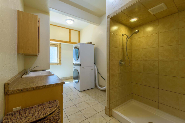 Bathroom 2, Therriault Pass Sanctuary 6ppl, Lincoln