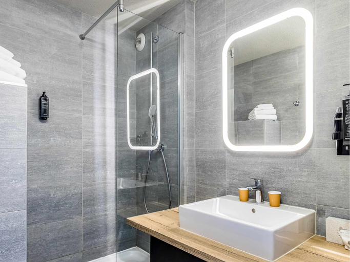 Bathroom 4, ibis Styles Crolles Grenoble A41, Isère