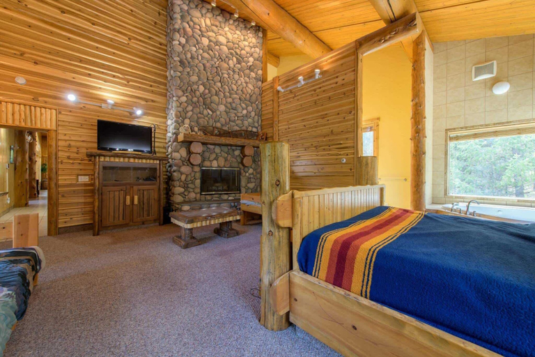 Room 5, Therriault Pass Sanctuary 6ppl, Lincoln