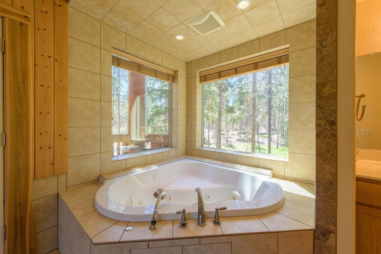 Bathroom 4, Therriault Pass Sanctuary 6ppl, Lincoln