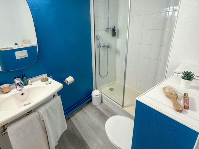 Bathroom 4, ibis Douai Centre, Nord