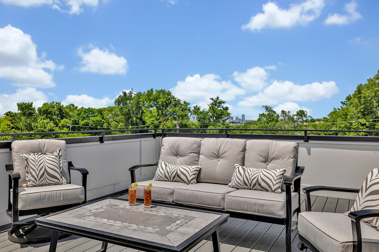 Interior 5, Bass - Private Rooftop - 8 Mins to Broadway, Davidson