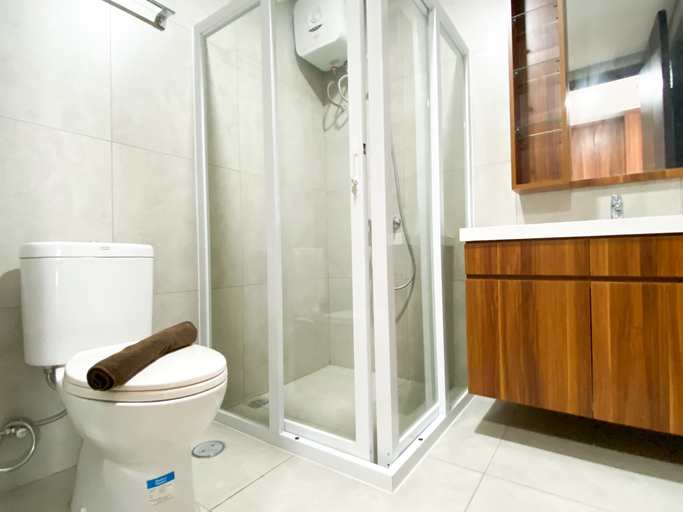 Bathroom 5, Modern Look Studio Pollux Chadstone Apartment By Travelio, Cikarang