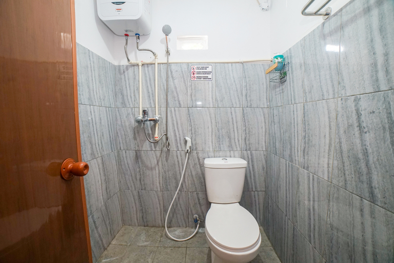Bathroom 5, Halona Taraman Guest House by Yurooms, Sleman