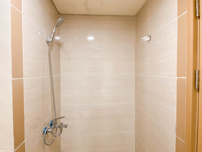 Bathroom 5, Modern White Accent 2BR Apartment Meikarta By Travelio, Cikarang
