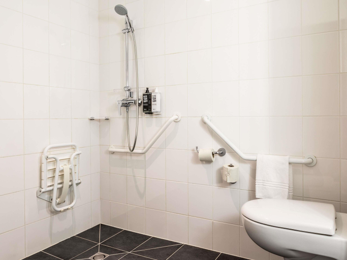 Bathroom 4, ibis Paris Meudon Vélizy, Hauts-de-Seine