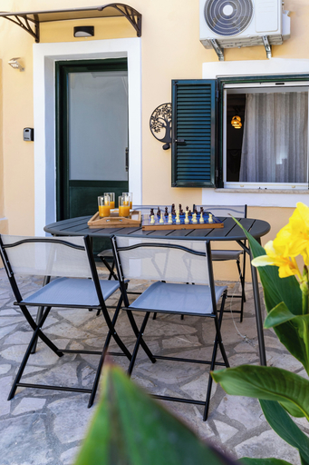 Courtyard 5, Luna di porto, Ionian Islands