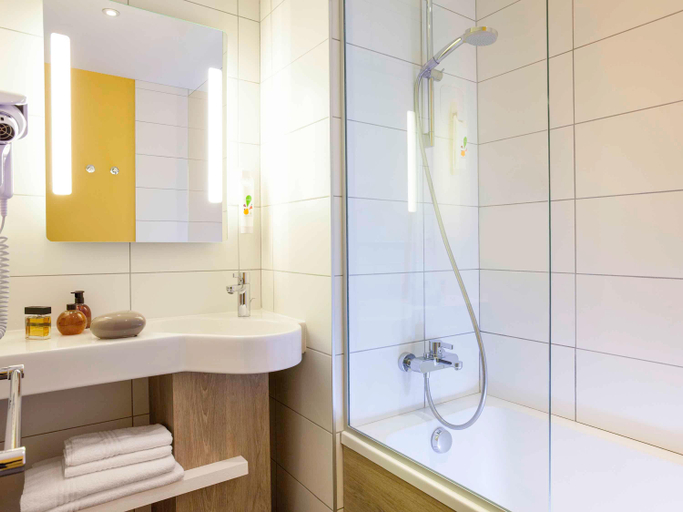 Bathroom 4, ibis Styles Chaumont Centre Gare, Haute-Marne