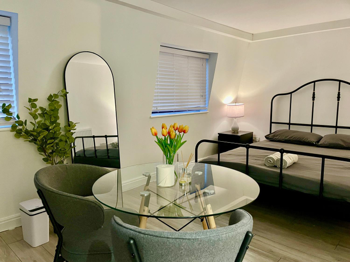 Others 5, Two rooms, Balcony, Private Bathroom, London
