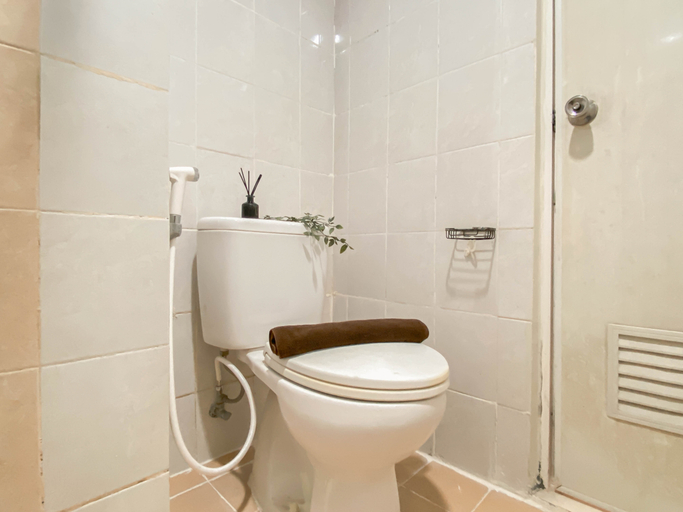 Bathroom 5, Nice & Cozy Studio Apartment at Taman Melati Margonda By Travelio, Depok
