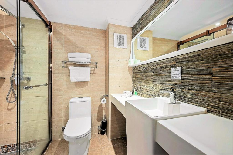 Bathroom 5, Eltham Gateway Hotel & Conference Centre, Nillumbik - South