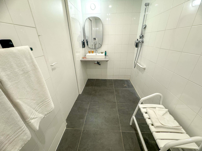 Bathroom 4, ibis Douai Centre, Nord