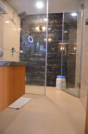 Bathroom, Benzz Park family Resort kodaikanal, Dindigul