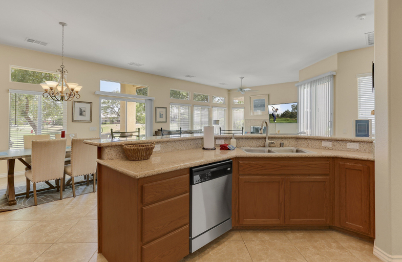 Private kitchen 4, Golfing & Festival Lover's Paradise, Riverside