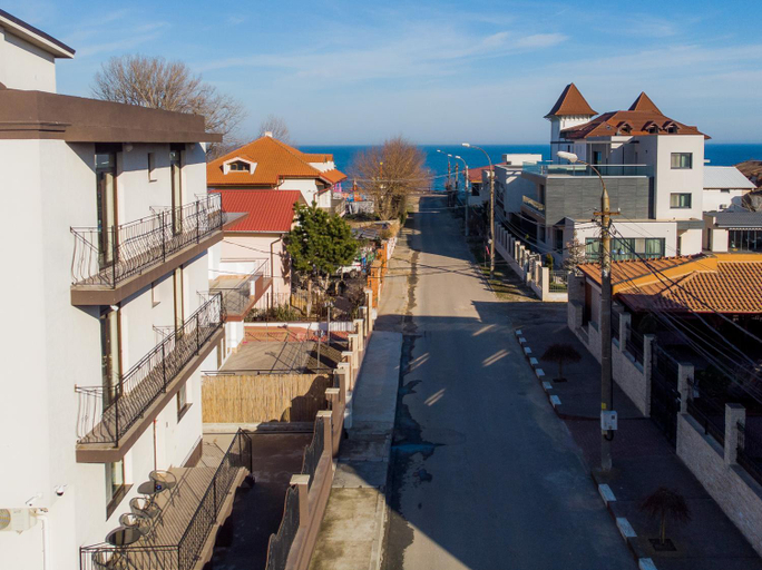 Others 5, Pensiunea Crown, Tuzla