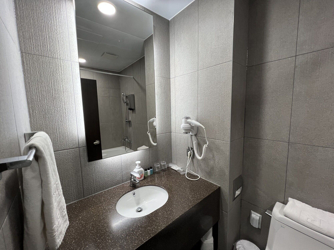 Bathroom 4, Riviera Incheon Airport Hotel, Jung