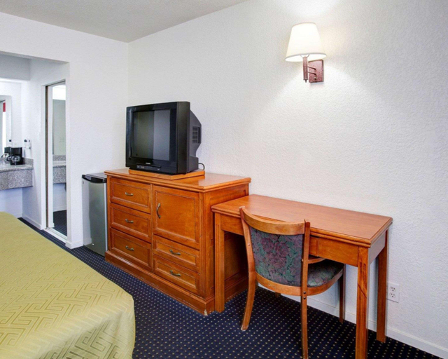 Bedroom 3, Econo Lodge Temple, Bell