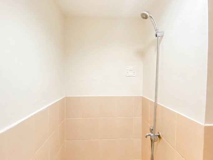 Bathroom 5, Simple Look 2BR at Apartment Podomoro Golf View By Travelio, Bogor