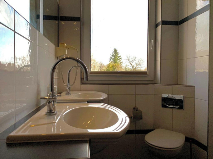 Bathroom 4, Ratskeller Hotel & Restaurant Lindow, Ostprignitz-Ruppin