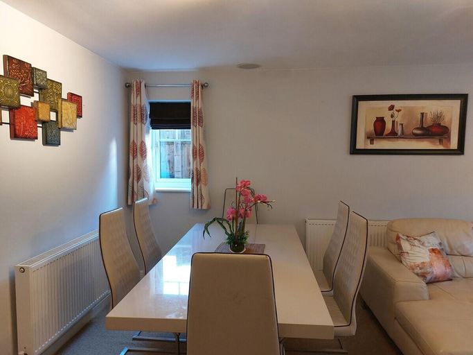 Others 3, Spacious 4 Bed house with parking and garden at Reading, Reading