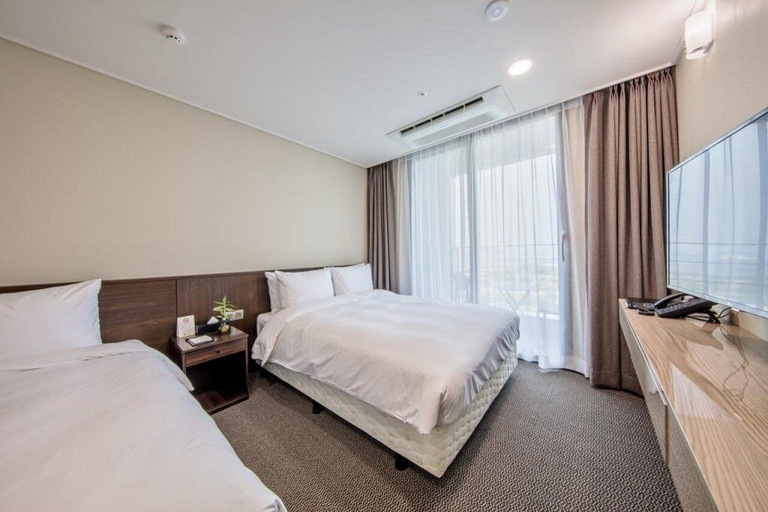 Bedroom 3, Riviera Incheon Airport Hotel, Jung