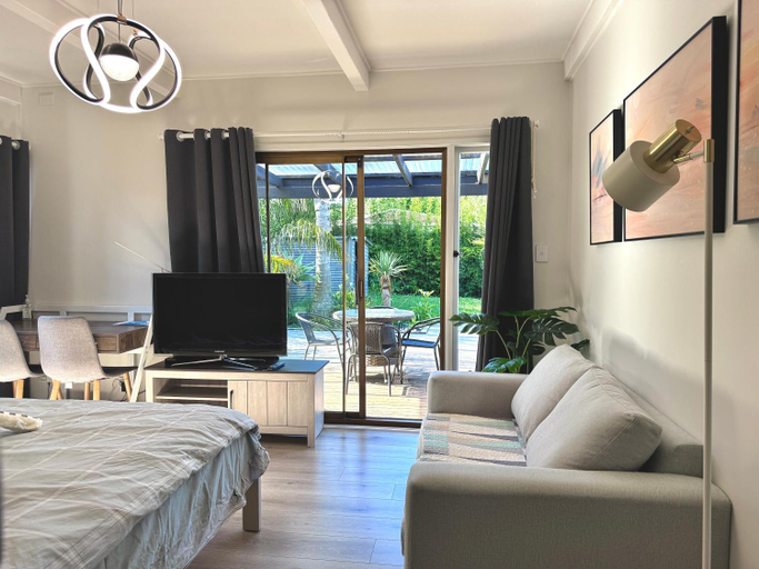 Others 2, Peaceful and Lovely Home with External Private Bathroom, Waitakere