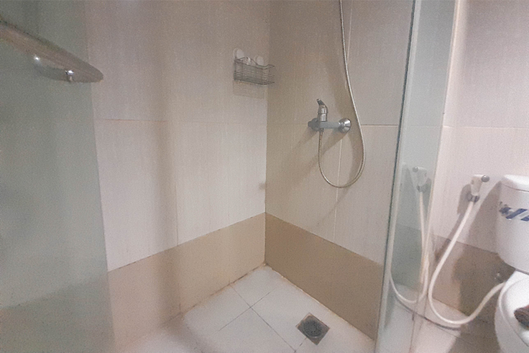 Bathroom 3, Modern and Cozy Studio at Tamansari La Grande Apartment by Travelio, Bandung