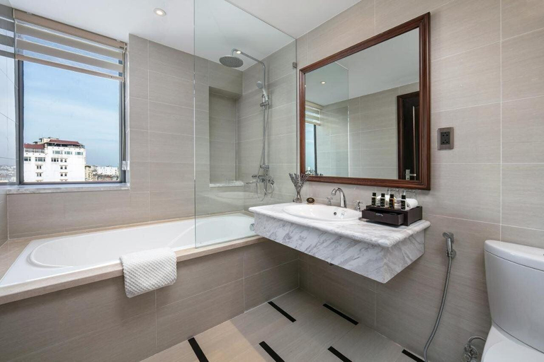 Bathroom 5, The Q Hotel, Ba Đình