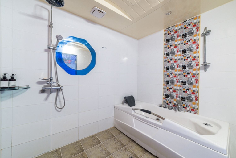Bathroom 4, Show Hotel, Haeundae