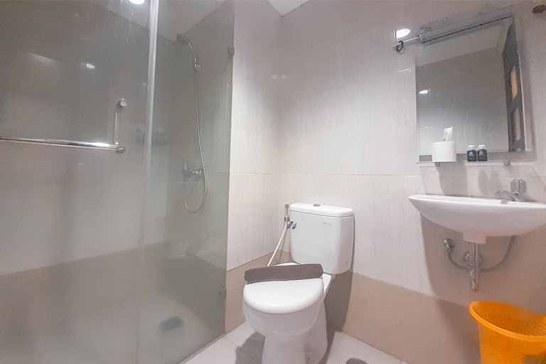 Bathroom 2, Modern and Cozy Studio at Tamansari La Grande Apartment by Travelio, Bandung