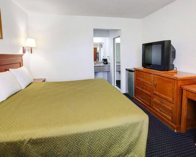 Bedroom 4, Econo Lodge Temple, Bell