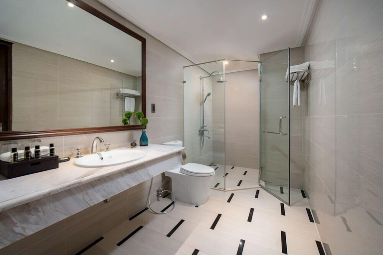 Bathroom 5, The Q Hotel, Ba Đình