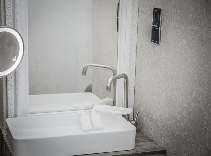 Bathroom 3, Summer night, Tainan