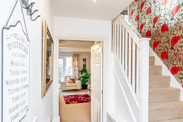 Others 2, Spacious 4 Bed house with parking and garden at Reading, Reading
