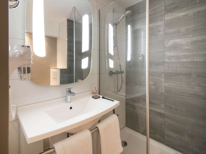 Bathroom 4, ibis Tilburg, Tilburg