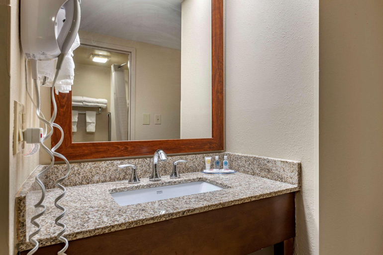 Bedroom 3, Comfort Inn Cincinnati Northeast, Hamilton