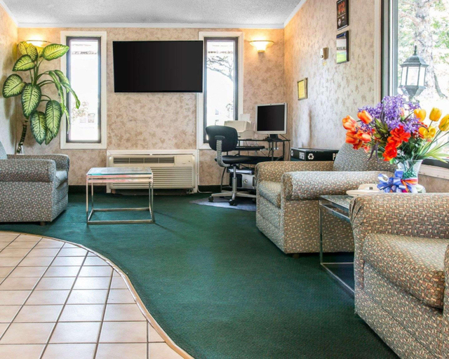 Public Area, Rodeway Inn Warren, Oakland