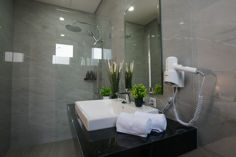 Bathroom 4, Azura Villas, Badung