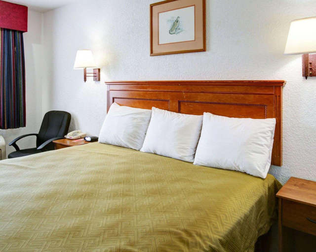 Bedroom 3, Econo Lodge Temple, Bell