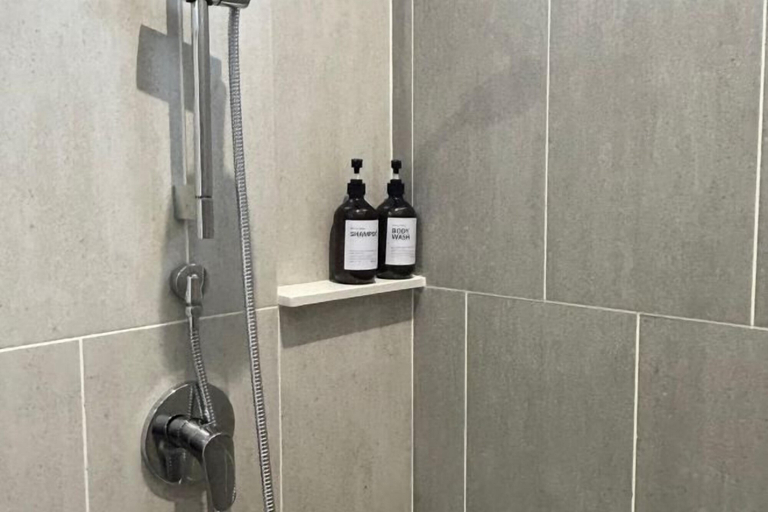 Bathroom 2, Cozy 2BR Sky Pool & Panoramic Views 1-6 Guests, Penang Island