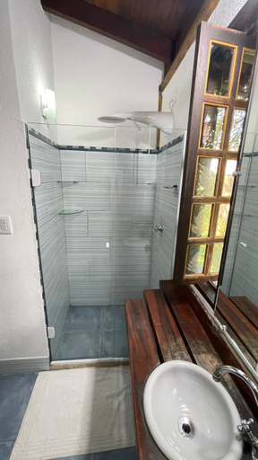 Bathroom 3, Casa Jardim Bangalos, Parati