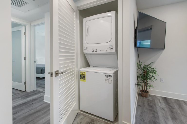Others 4, Beverly Hills 2BD 2BA with Free Parking, Los Angeles
