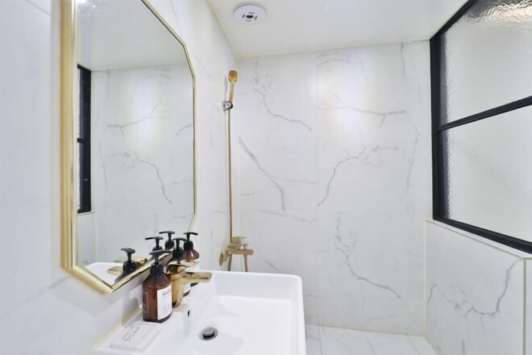 Bathroom 2, NO25, Nam