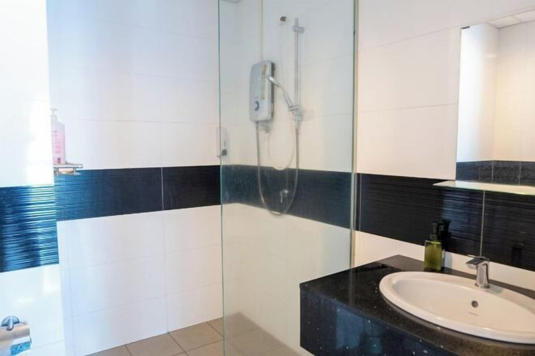 Bathroom 5, 2-bedroom condo with free parking on premises., Pulau Penang